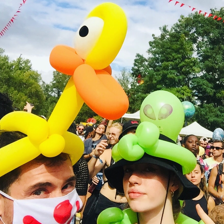 sculpture ballon chapeau canard alien