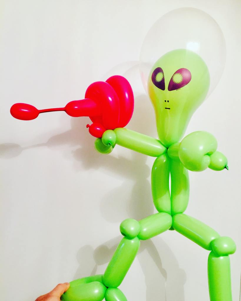 sculpture ballon alien