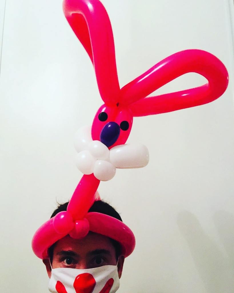 sculpture ballon chapeau lapin