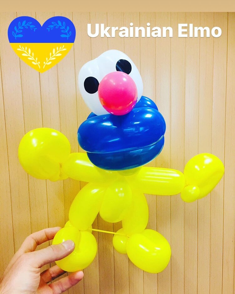 sculpture ballon elmo ukrainien