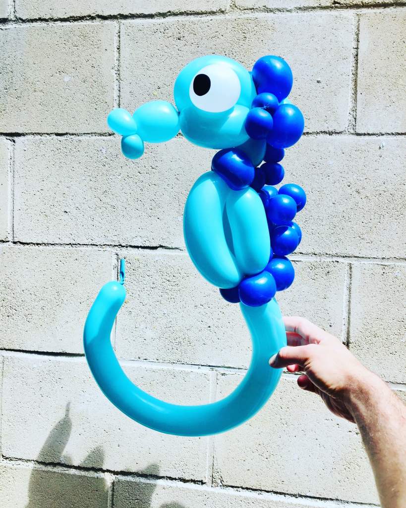sculpteur sculpture ballon hippocampe bleu