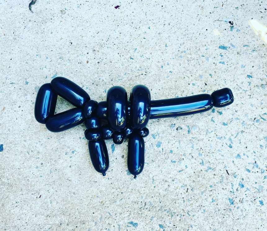 sculpture ballon paris idf kalashnikov