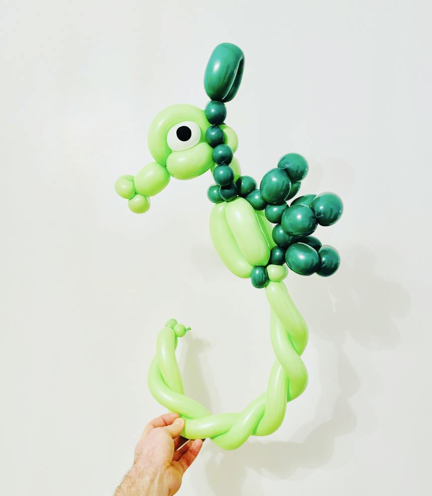 sculpture ballon paris idf hippocampe vert